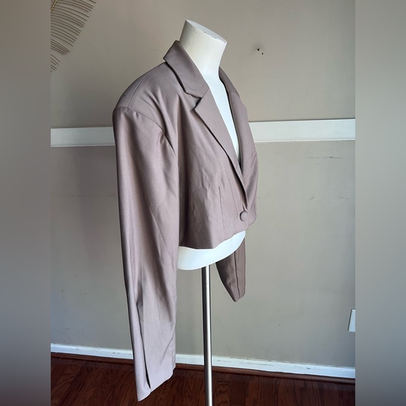 Elegant Taupe Cropped Blazer - Picture 2 of 4